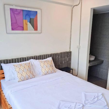 Haus Sathorn 11 Bed&Breakfast Bangkok Exterior foto
