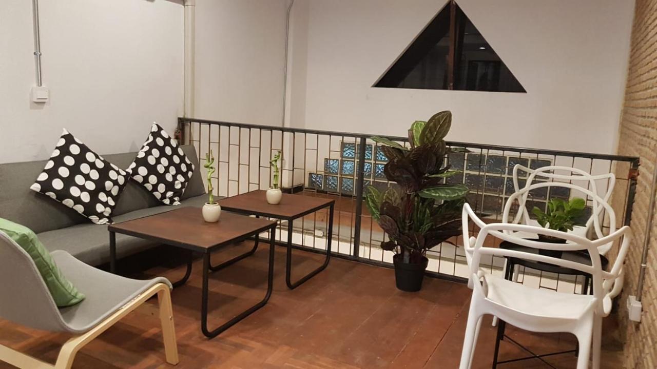 Haus Sathorn 11 Bed&Breakfast Bangkok Exterior foto
